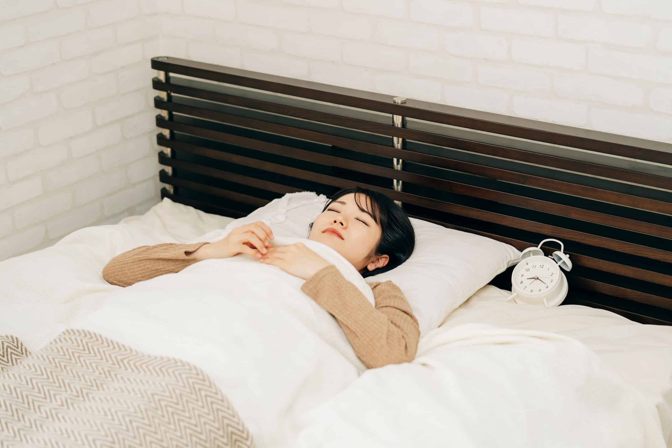 ベッドで眠る女性の写真