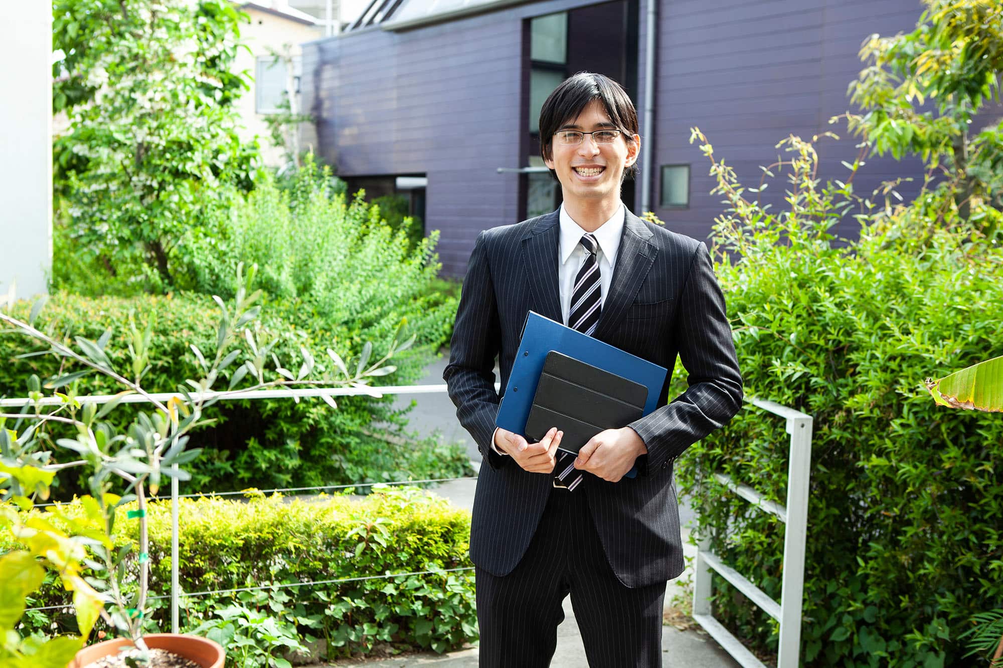 不動産管理をする男性の写真