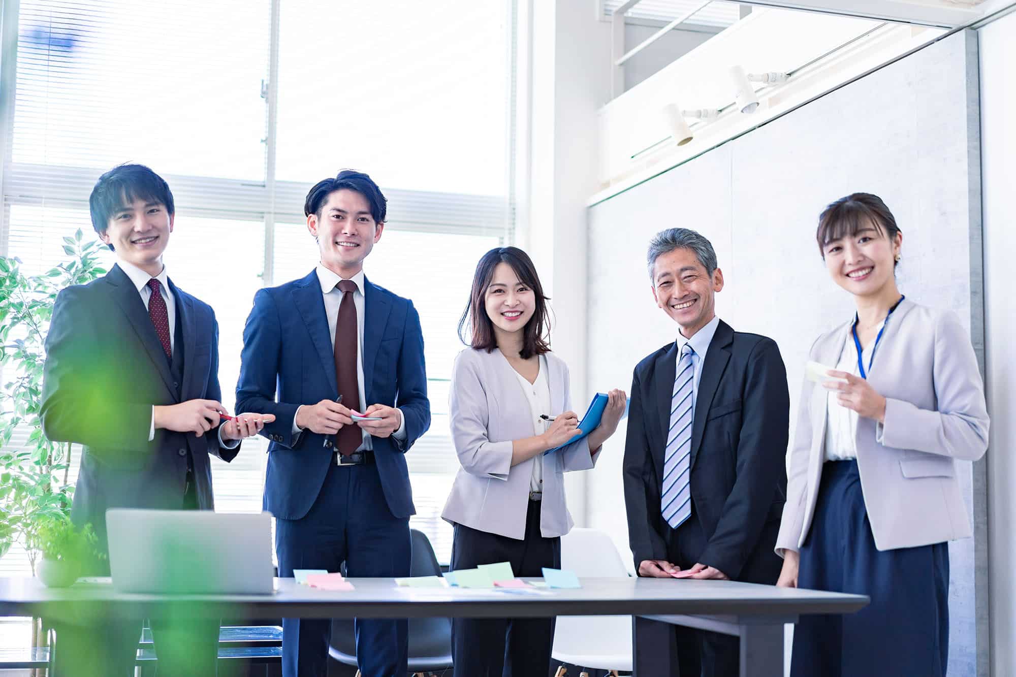 コンサルタント5人がこちらを向いてる写真